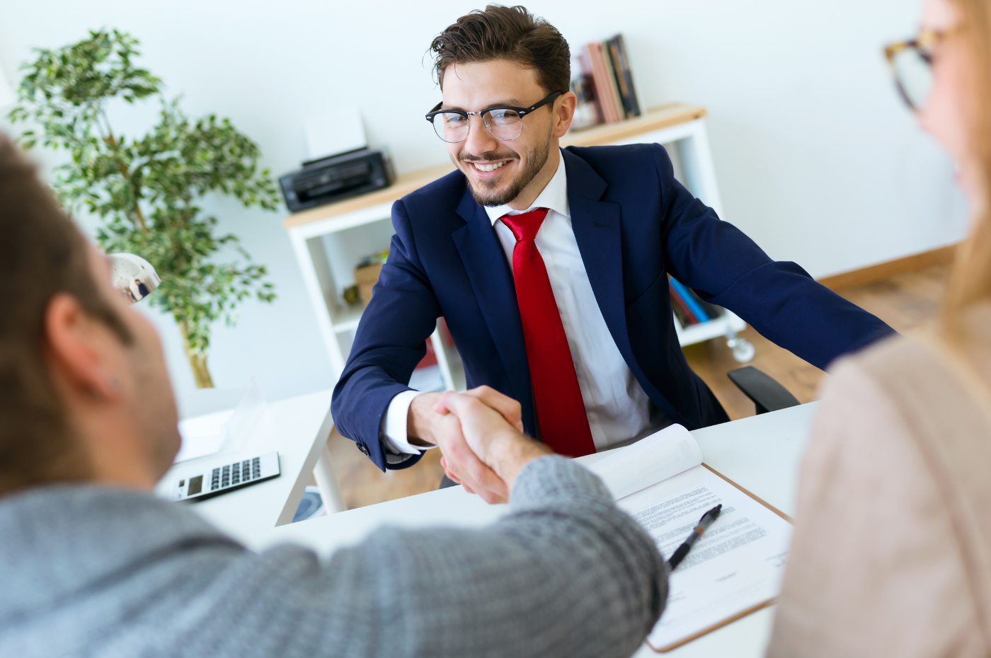 What is the role of a mortgage broker?