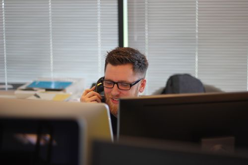 Un collaborateur de XpertSource qui contacte un lead