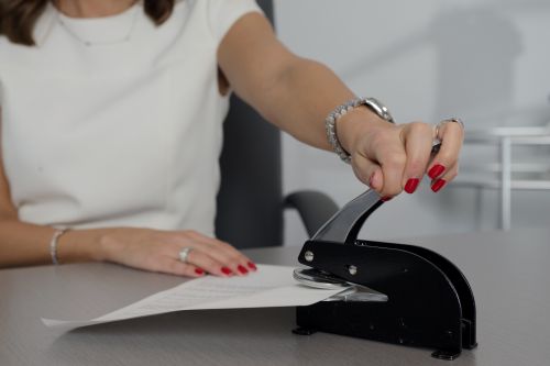 Un notaire qui paraphe un contrat