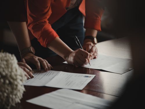 Des documents signés dans une vente de succession