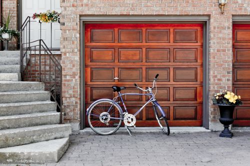 Un vélo laissé devant un garage