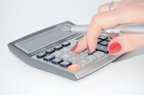 Une personne calcule les dépenses en lien avec son hypothèque