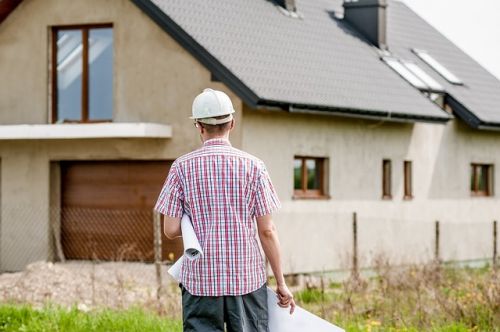 Un inspecteur en bâtiment analyse l'état d'une maison abandonnée