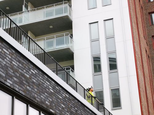 Un inspecteur en bâtiment vérifie la valeur d'une propriété