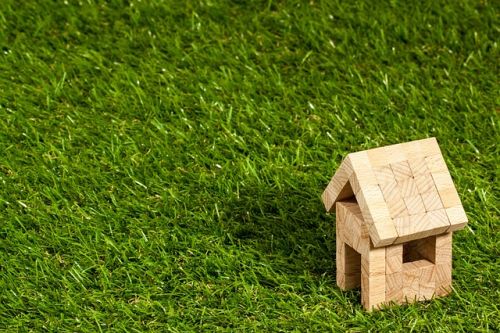Une propriété à la vente sur une pelouse
