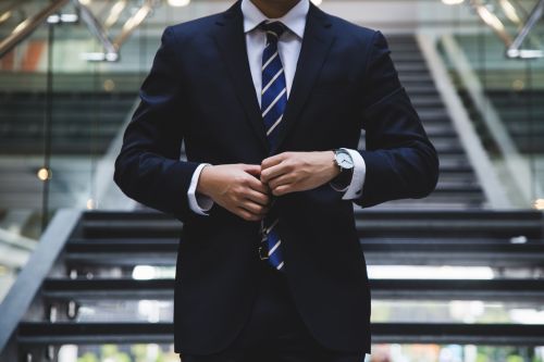Un courtier immobilier à qui on pose des questions