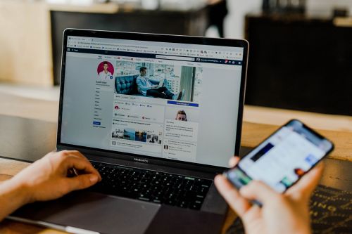 Un ordinateur connecté sur facebook