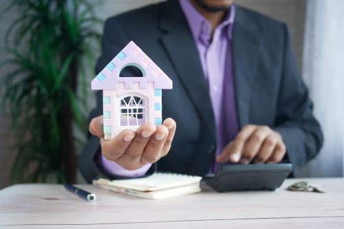 Un agent immobilier évalue le prix d'une propriété à la vente