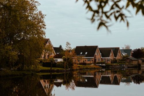 Petites maisons en briques dans une zone inondable au bord de l’eau