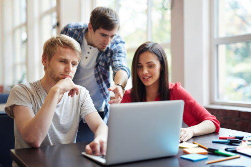 Jeunes adultes regardant les annonces prébudgétaires sur un ordinateur portable