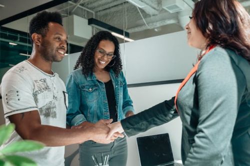 Conseillère financière rencontrant un couple de clients