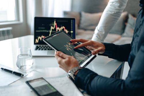 Hommes d'affaires regardant l'évolution de leurs investissements