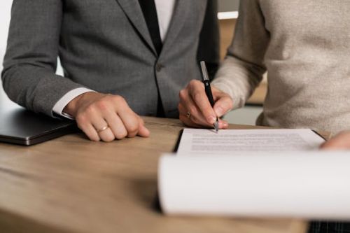 Locataire signant un document 