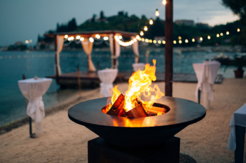 Foyer en acier inoxydable sur une plage