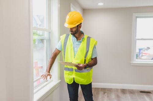 Inspecteur en bâtiment inspectant une fenêtre
