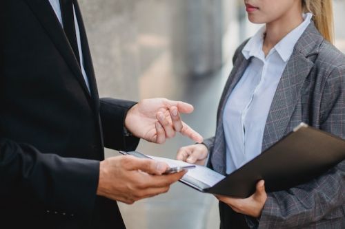 Courtiers immobiliers négociant une promesse d’achat