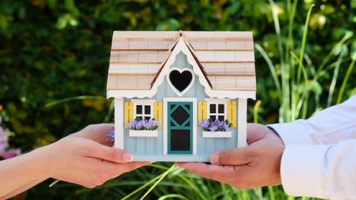 Un donateur donne sa maison au donataire