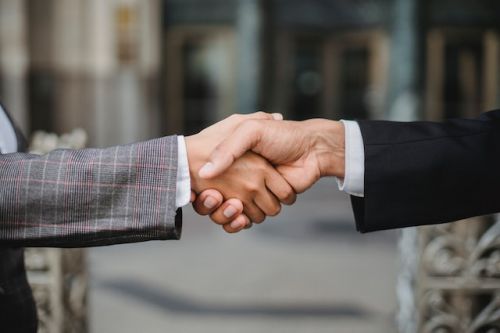 Poignée de main entre un soumissionnaire et un client
