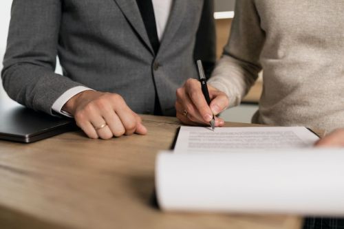 Personne signant un contrat de courtage avec un courtier immobilier 