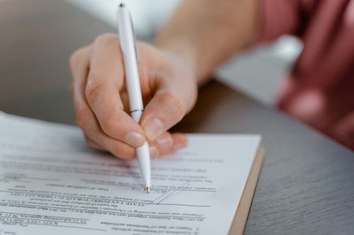 Personne signant un contrat de courtage 