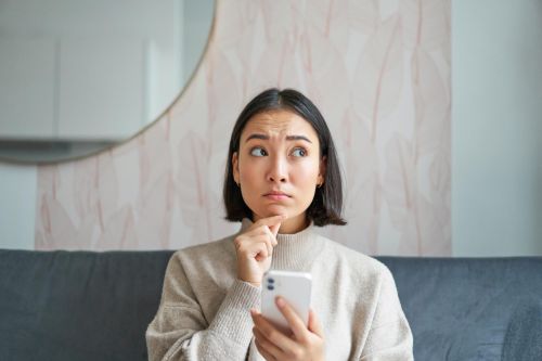 Femme hésitant entre un contrat de courtage révocable ou irrévocable