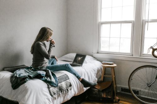 Woman sitting in front of a computer in an appartement