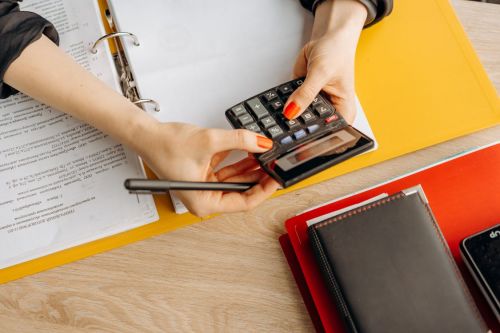 Femme qui utilise une calculatrice