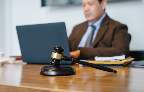 Notaire derrière son bureau