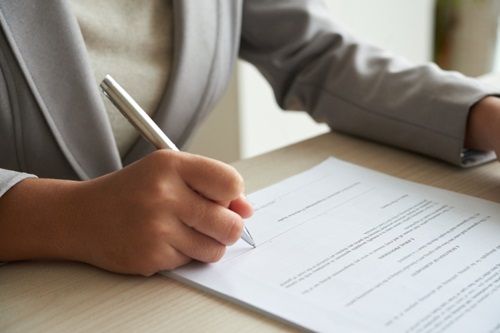 Notaire signant un acte de transmission