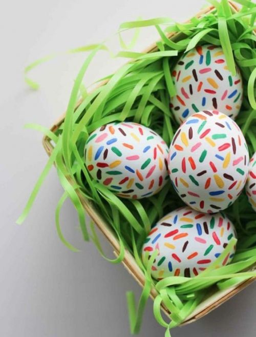 Panier d'oeufs de Pâques peints avec des traits de couleurs