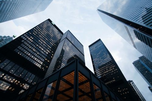 Bâtiments vus en contre-plongée