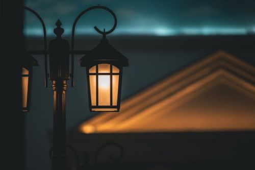Lampadaire de jardin allumé la nuit