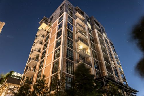 Immeuble à logements éclairé la nuit
