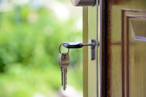 Porte ouverte avec une clé dans la serrure