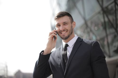 Homme d’affaires discutant au téléphone