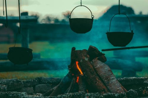 Marmites sur le dessus du feu