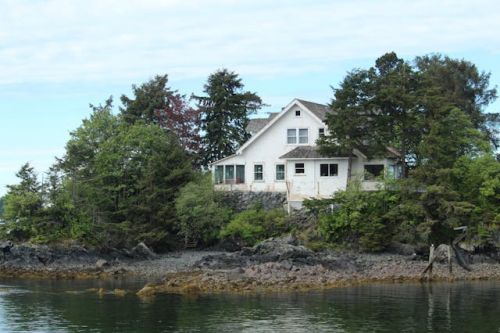 Maison sur le bord d'un lac en zone inondable