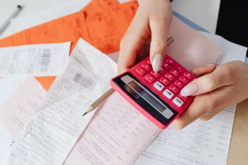 Femme calculant les dépenses effectuées