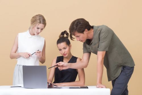 Groupe de gens regardant un ordinateur portable