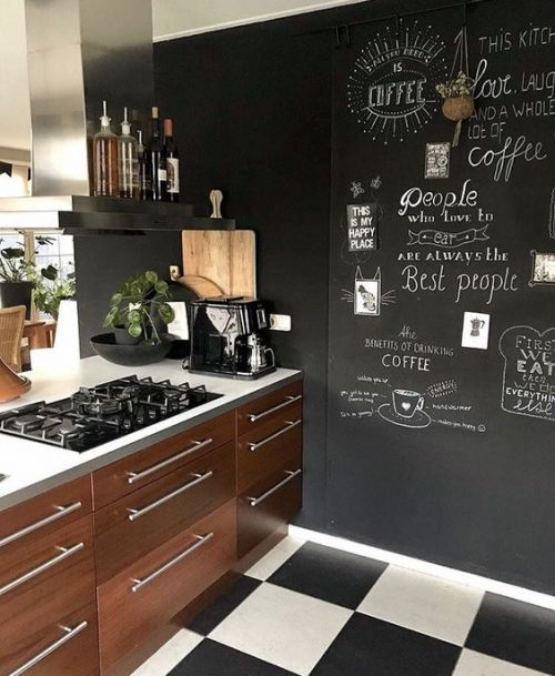 Mur d'ardoise dans une cuisine