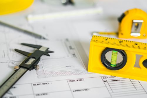 Niveau, règle et ruban à mesurer sur un plan