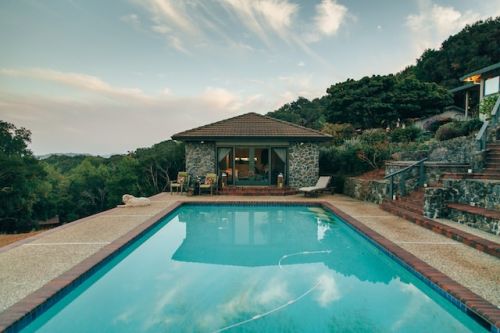  Piscine creusée dans la cour d’une maison