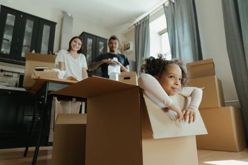 Jeune fille dans une boite de déménagement