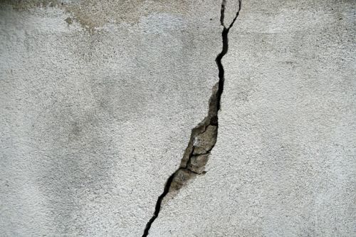Mur fissuré signe d'un problème de structure
