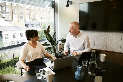 Courtière immobilière parlant avec un directeur d’agence