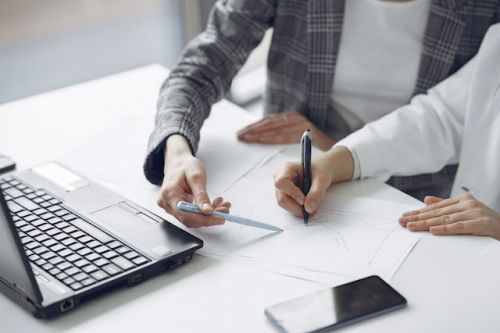 Un courtier immobilier analyse rapidement les données pour évaluer votre maison