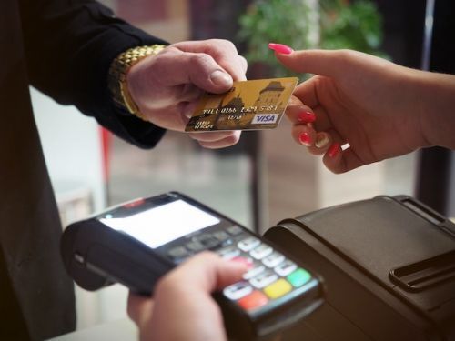 Client paying with a credit card