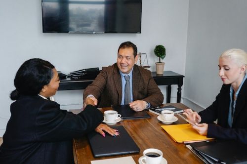 A notary helps to resolve a conflict