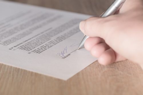 Locataire signant un contrat de sous-location