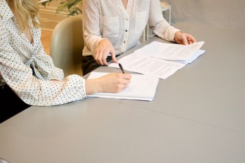 Deux créanciers qui se parle d'un contrat hypothécaire à subroger